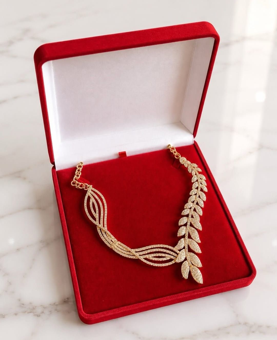 Choker Luxo Folhas Micro Cravejadas Cristal