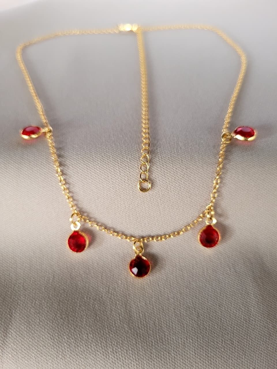 Choker Elo Português com 5 Cristais Redondos Rubi dourado