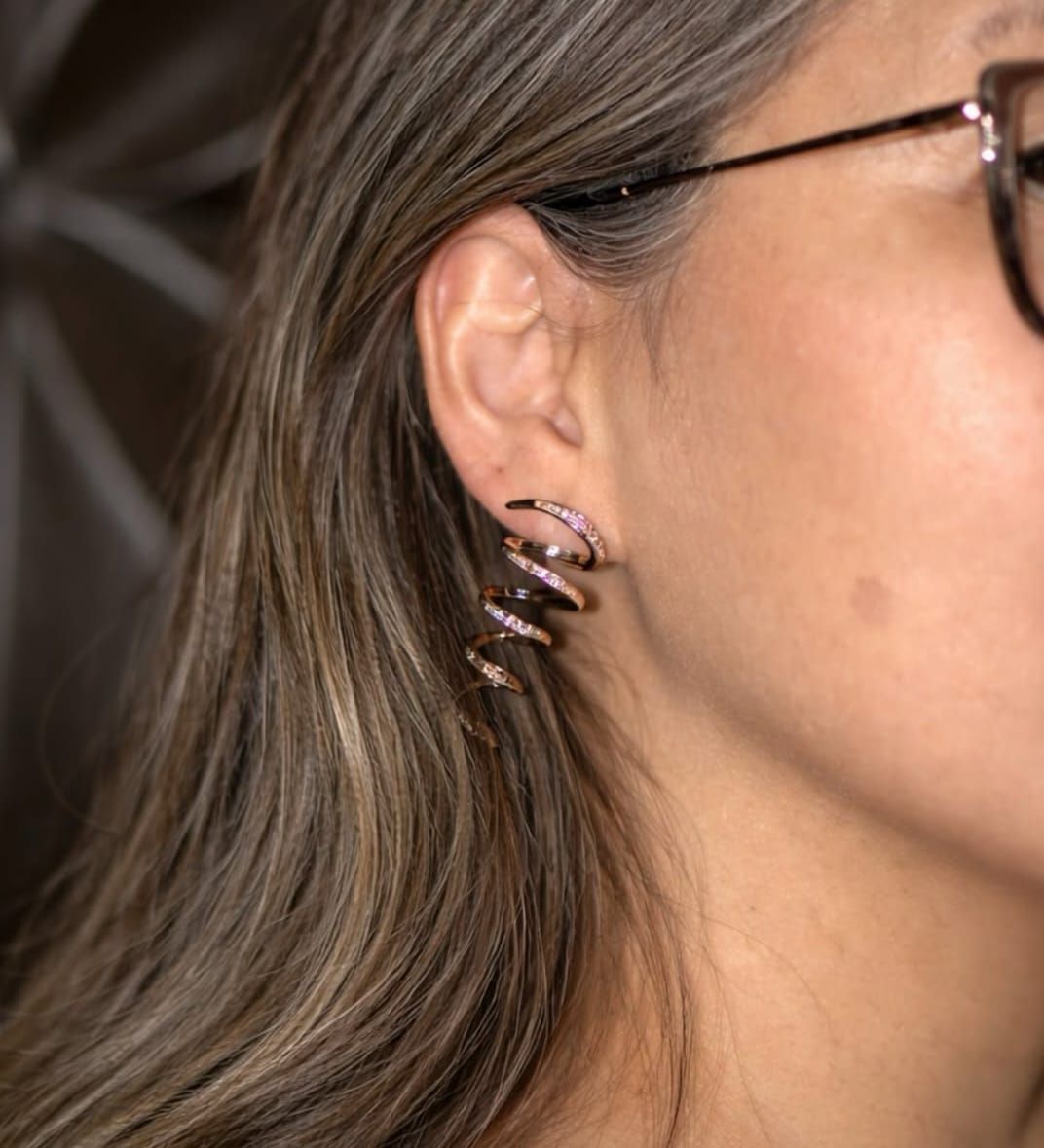 Brinco Luxo Retorcido Micro Cravejada Zircônia Cristal Longo dourado