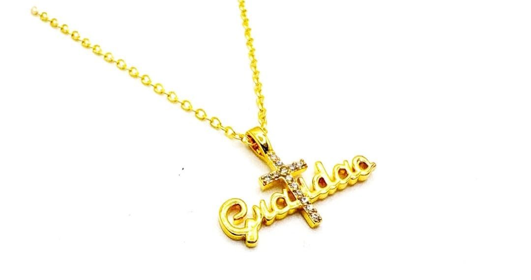 Colar Elo Português com Pingente Gratidão Lisa e Crucifixo Cravejado Cristal