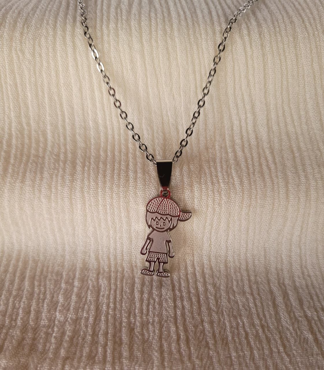 Colar Elo Português com Pingente Menino em Relevo Liso Aço Prata