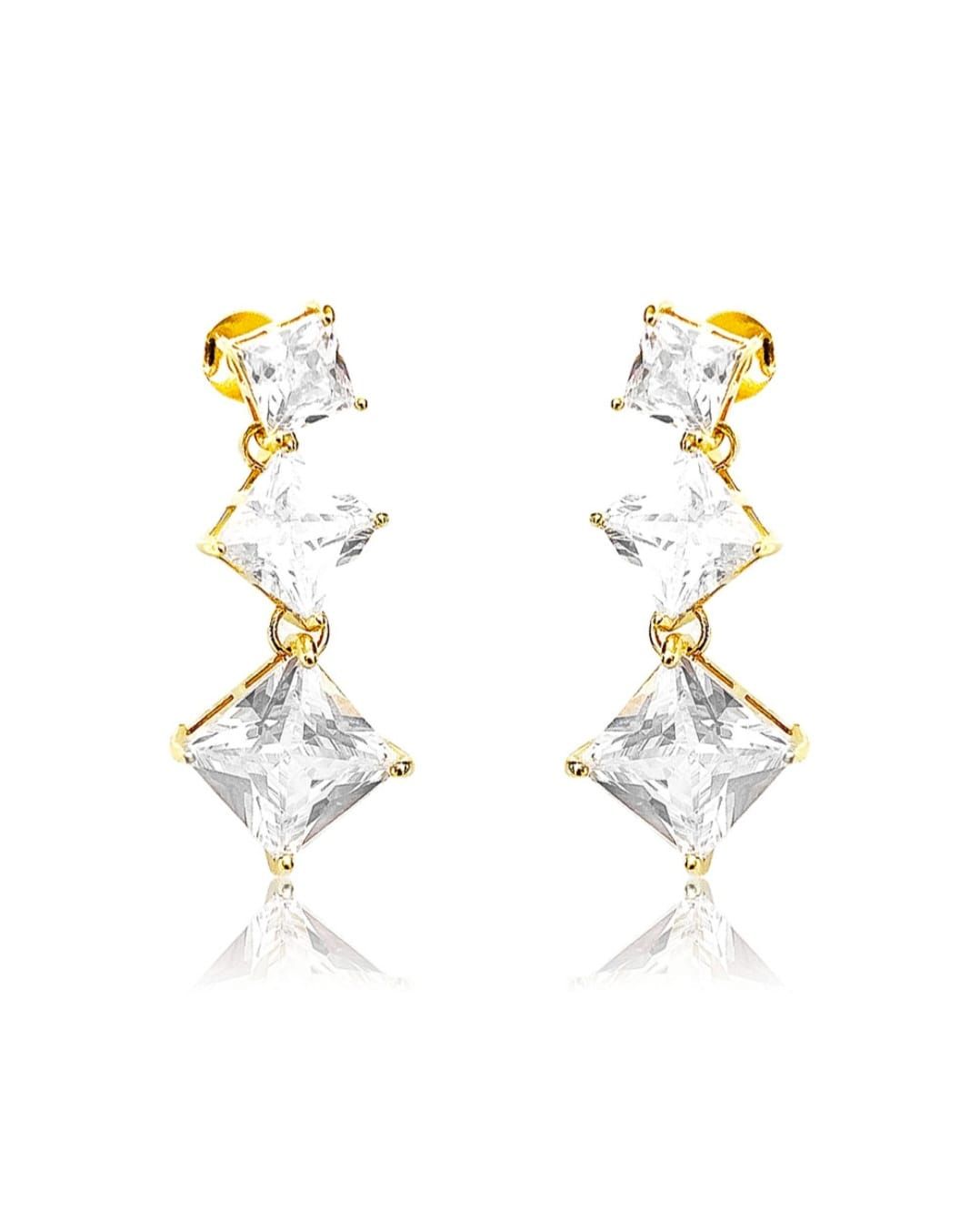 Brinco Luxo 3 Zircônias de Cristal em Caixaria Carré dourado