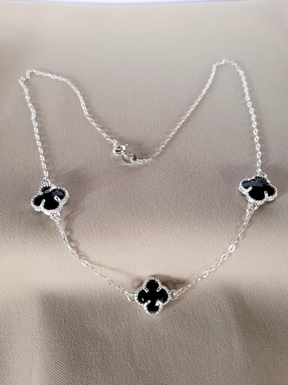 Colar Elo Português com 3 Trevo Cristal Preto Inspiração V.C  Prata