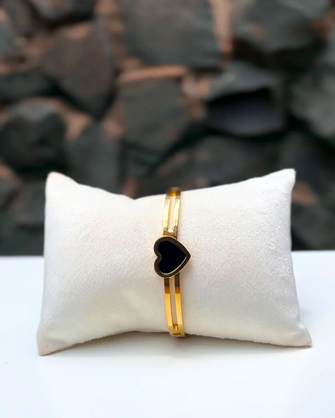 Bracelete Coração Preto Liso Aço dourado