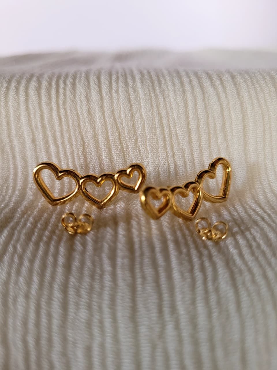 Brinco Ear Cuff 3 Corações Lisos dourado