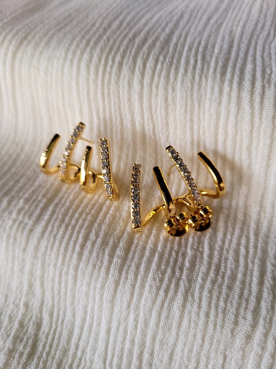 Brinco Ear Cuff 4 Fios Lisos/Cravejados dourado