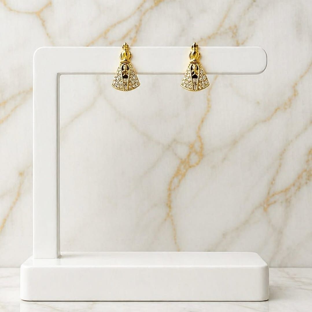 Brinco Nossa Senhora Cravejada Zircônia Cristal dourado
