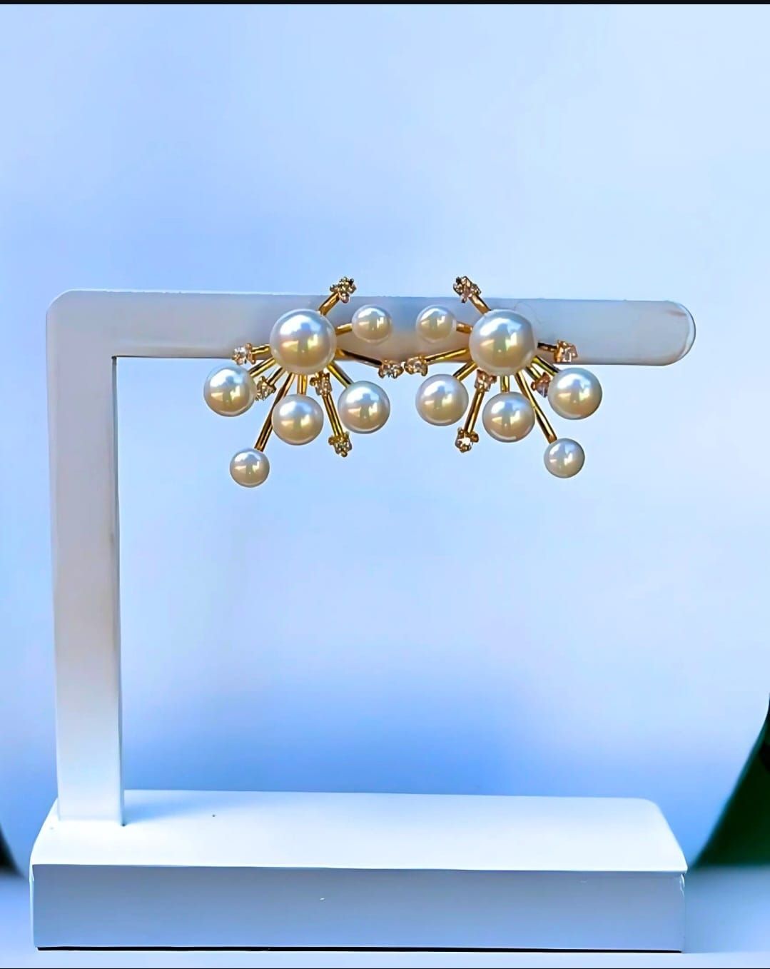 Brinco  Luxo com 6 Pérolas com Ponto de Luz dourado